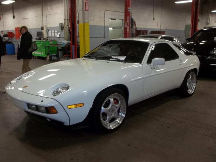 Ad Picture car in shop